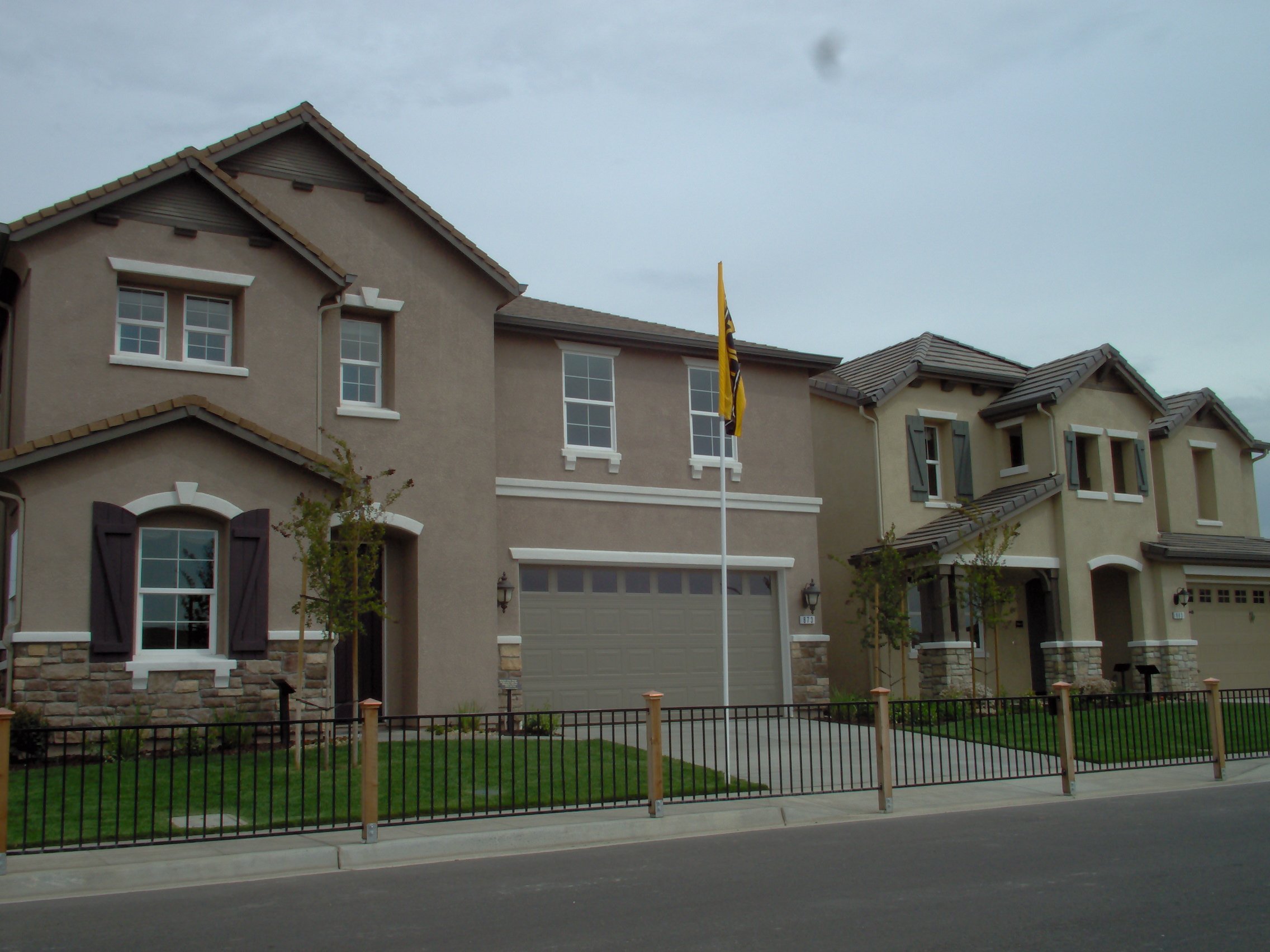 Dramatic contemporary home exterior representing Phoenix